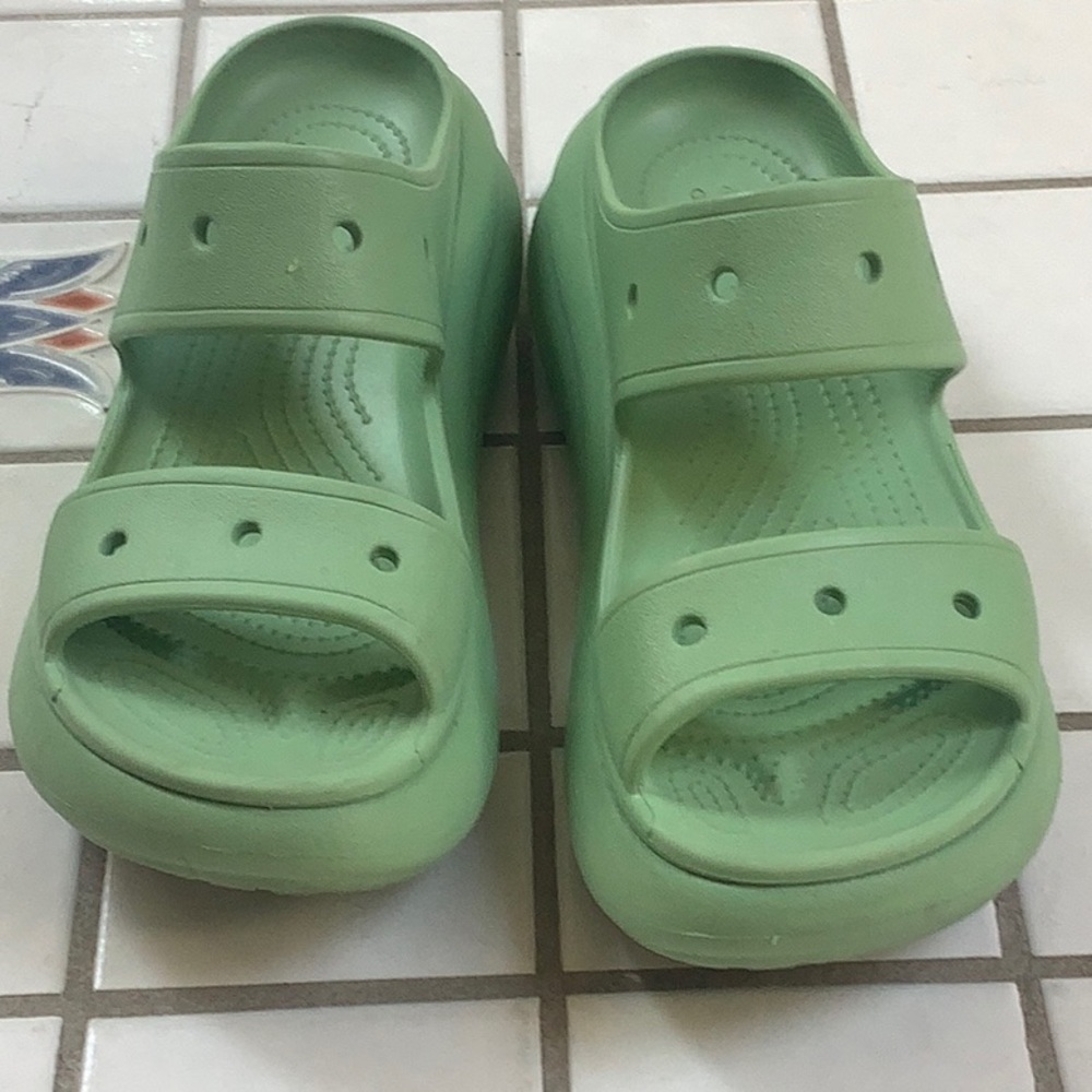 ICONIC CROCS COMFORT PLATFORM SANDALS M7 W9